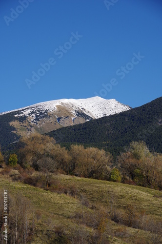 Paysage de cerdagne en automne dans les pyrénées orientales et chaine de montagne puigmal et carlit en neige