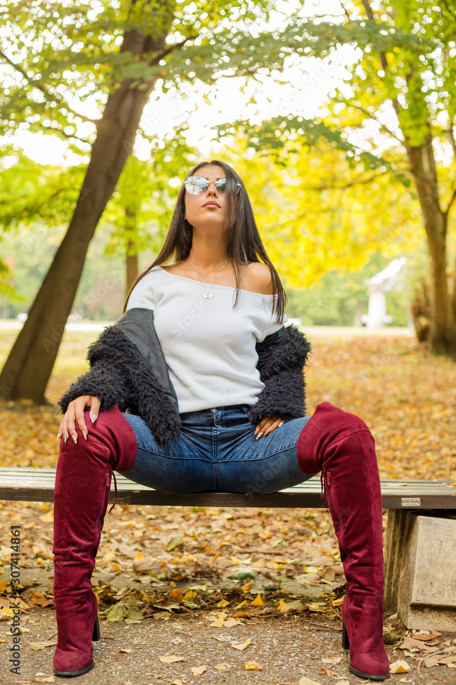 Obraz premium Fall portrait woman in the park