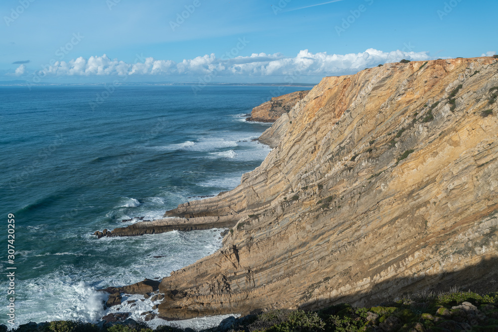 Die wilde Küste am Cabo Espichel nahe Sesimbra, Portugal