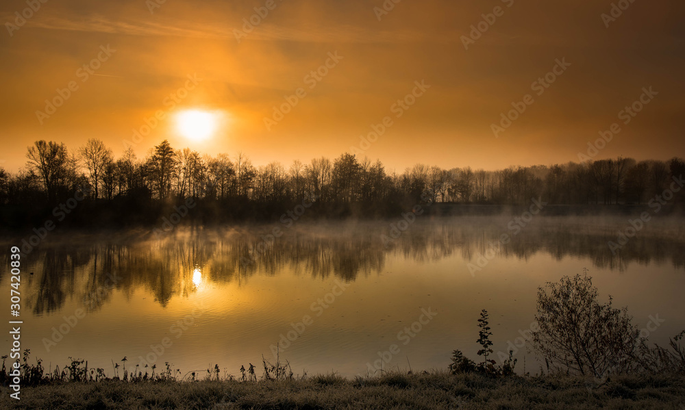 Fototapeta premium See bei Rheinhausen in der Ortenau an einem Wintermorgen
