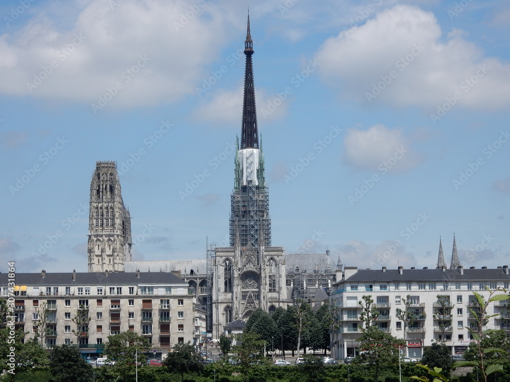 La cathédrale de Rouen en Normandie derrière des immeubles.
