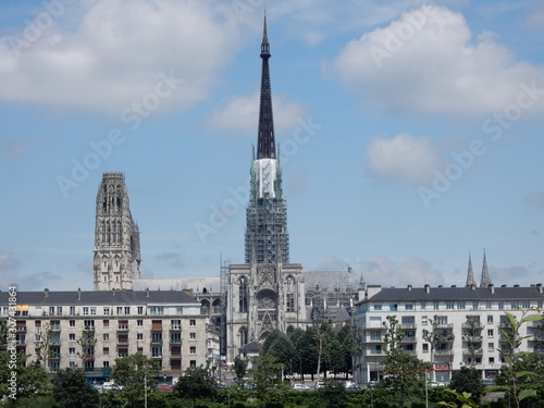 La cathédrale de Rouen en Normandie derrière des immeubles. © Anthony