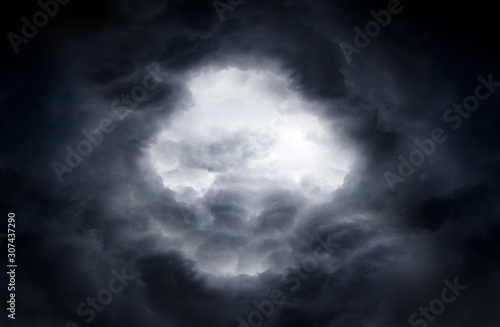 Dziura w dramatycznych chmurach