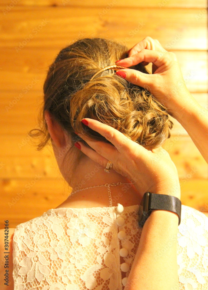 Naklejka premium Adjusting the clip