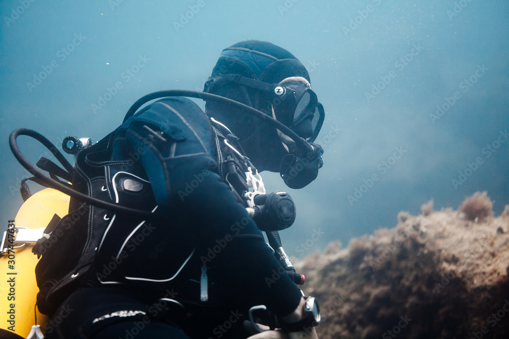 instructor de buceo buceando y esperando durante una instrucción para curso de submarinismo dentro del mar, playa en Palamós, España. instructor de buceo buceando y esperando durante una instrucción para curso de submarinismo dentro del mar, playa en Palamós, España.