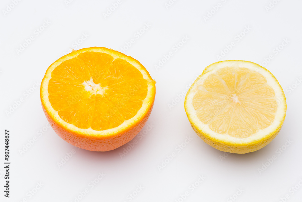 La fruta de la naranja y del limón son cítricos llenos de vitamina C, La naranja es mucho más dulce, el limón es más ácido, se pueden comer crudas en zumo y como postre La fruta de la naranja y del limón son cítricos llenos de vitamina C, La naranja es mucho más dulce, el limón es más ácido, se pueden comer crudas en zumo y como postre