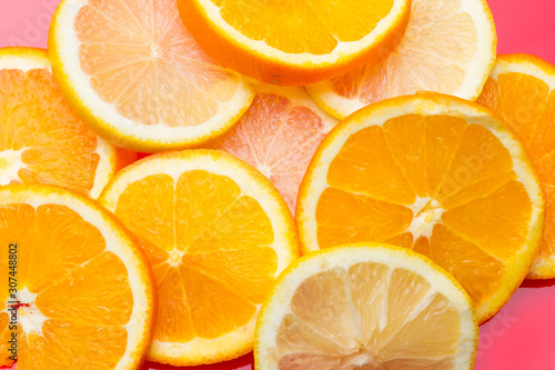 Trozos de naranja y limón; rebanadas de naranja y limón