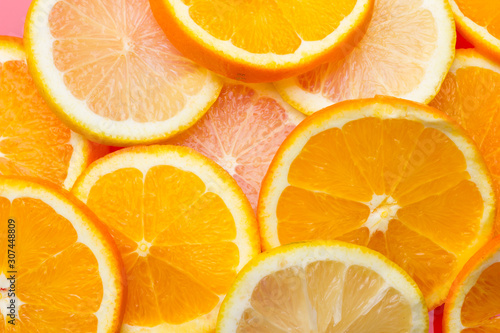 La fruta de la naranja y del limón son cítricos llenos de vitamina C, La naranja es mucho más dulce, el limón es más ácido, se pueden comer crudas en zumo y como postre