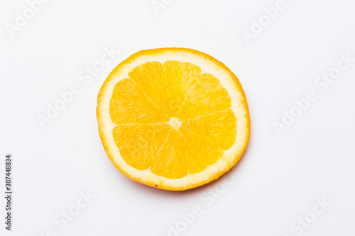 Naranja es una fruta c  trica que se da en invierno  rica en vitamina C  con un agradable aroma  se puede comer cruda o bien exprimir y hacer zumos