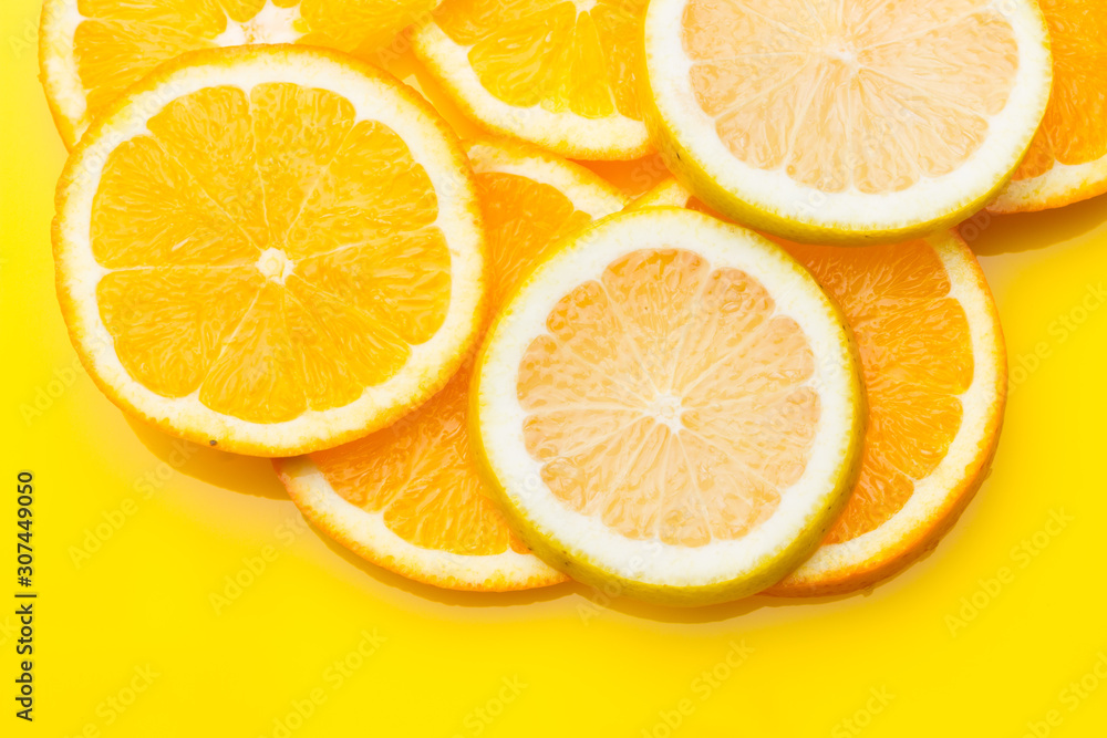 La fruta de la naranja y del limón son cítricos llenos de vitamina C, La naranja es mucho más dulce, el limón es más ácido, se pueden comer crudas en zumo y como postre La fruta de la naranja y del limón son cítricos llenos de vitamina C, La naranja es mucho más dulce, el limón es más ácido, se pueden comer crudas en zumo y como postre