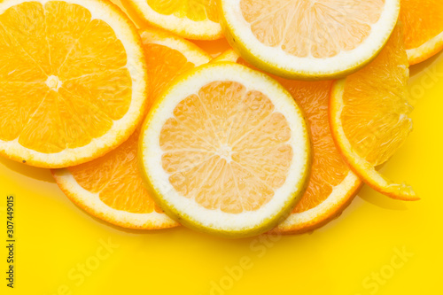 Naranja fruta de invierno  llena de vitaminas C  ideal para tomar en zumos  es dulce con un cierto toque   cido