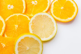 Rodajas de naranja y limón, frutas cítricas, llenas de vitamina y salud