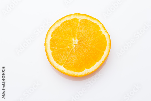 La fruta de la naranja y del lim  n son c  tricos llenos de vitamina C  La naranja es mucho m  s dulce  el lim  n es m  s   cido  se pueden comer crudas en zumo y como postre