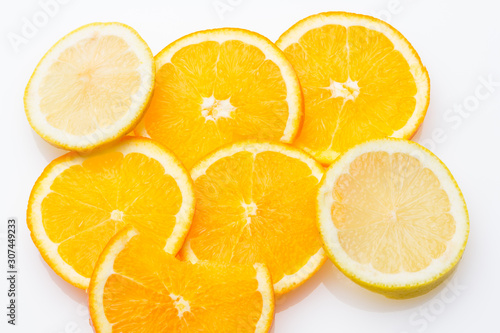 Rodajas de naranja y limón, frutas cítricas, llenas de vitamina y salud