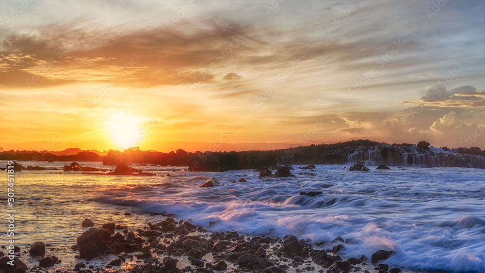 Fototapeta premium sunrise sunset over the sea