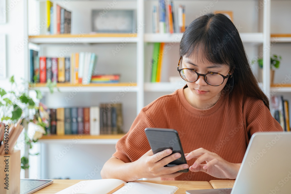 Using online connect technology for business, education and com Using online connect technology for business, education and com