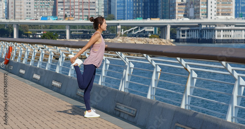 Canvas Print Woman stretch legs before running in the city