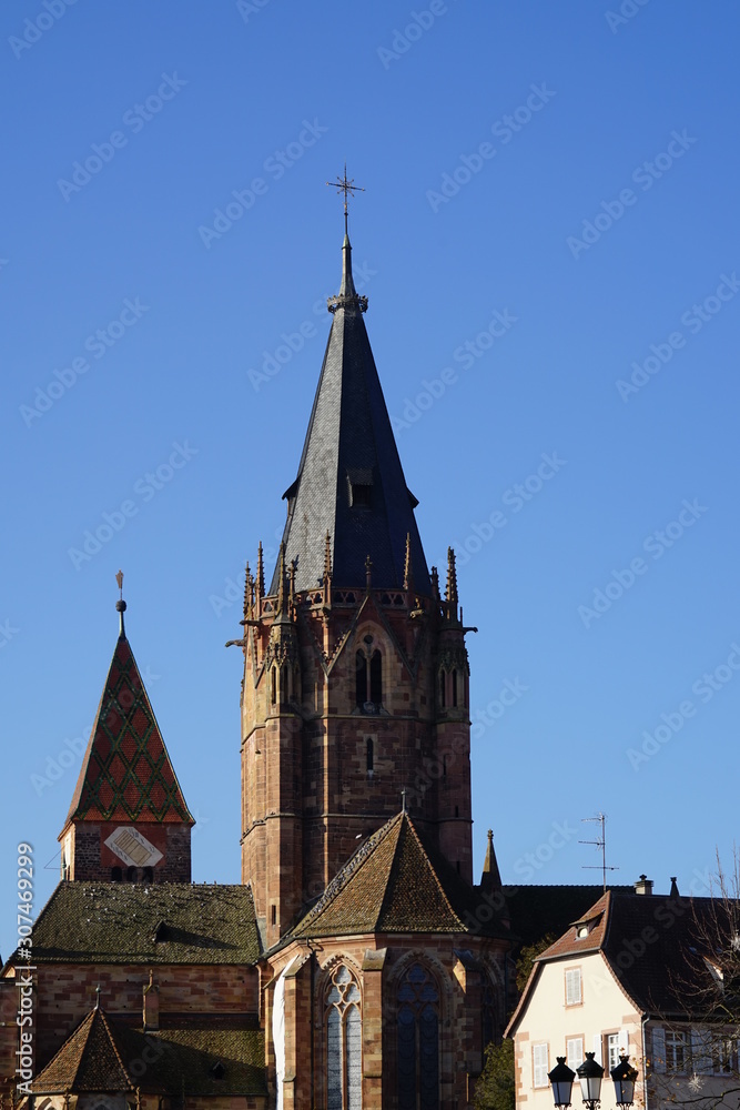 Die Kirche St. Peter und Paul in Wissembourg mit einem alten Haus Die Kirche St. Peter und Paul in Wissembourg mit einem alten Haus