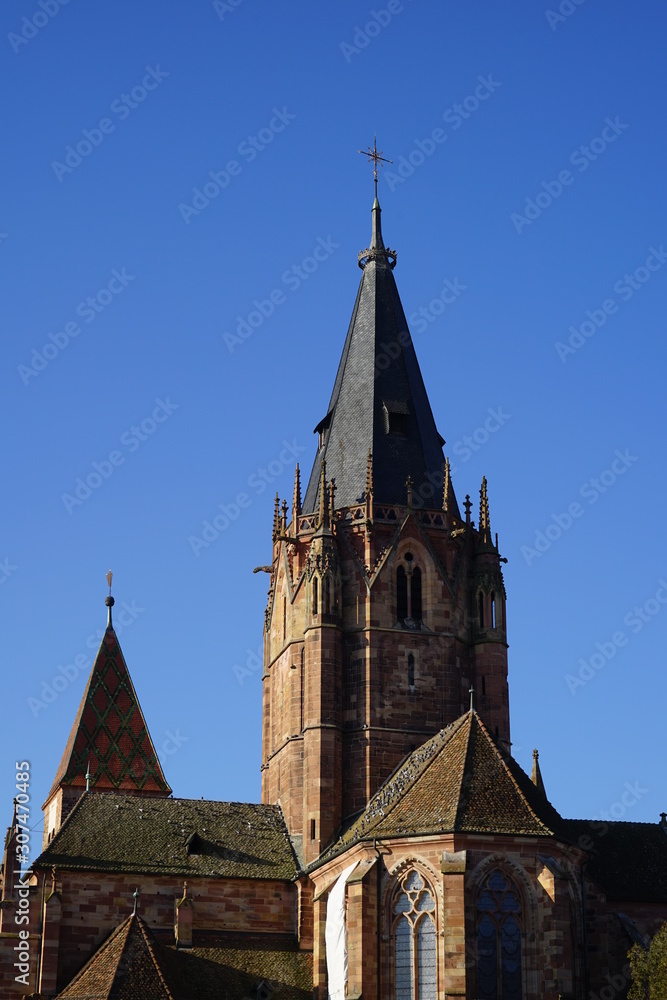 Fototapeta premium Die Kirche St. Peter und Paul von Wissembourg bei Sonnenschein und blauem HImmel