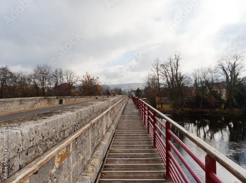 Pont d'Ebreuil, passage piétonnier, franchissant le cours de la Sioule à Ebreuil en Allier 
