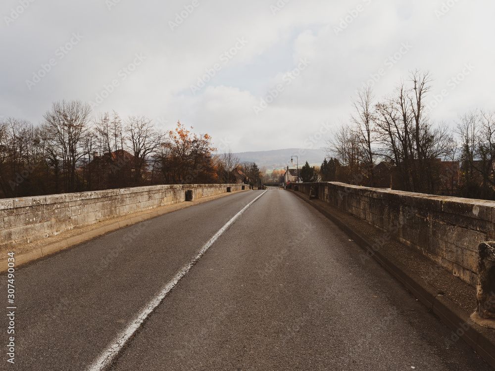 Fototapeta premium Pont d'Ebreuil sur la Route Départementale 998 à Ebreuil en Allier franchissant la rivière Sioule 