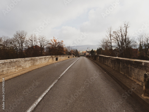 Pont d'Ebreuil sur la Route Départementale 998 à Ebreuil en Allier franchissant la rivière Sioule 