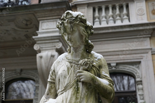 Frauenstatue in Zürich bei der Villa museum patumbah © iralex