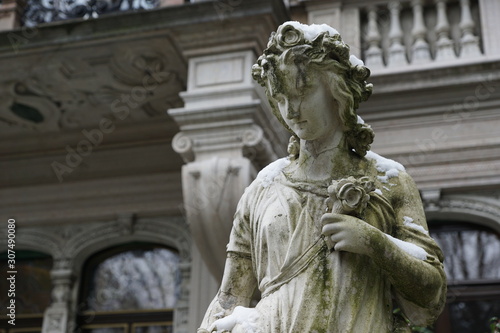 Frauenstatue in Zürich bei der Villa museum patumbah