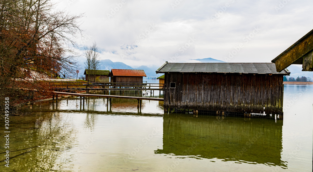 Die Bootshütten am Kochelsee in Oberbayern