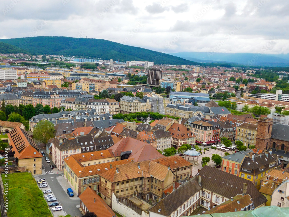 vue du dessus de la ville de Belfort par temps gris avec le mont Salbert au fond