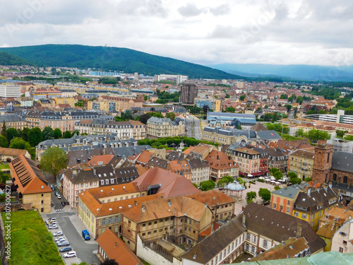 vue du dessus de la ville de Belfort par temps gris avec le mont Salbert au fond