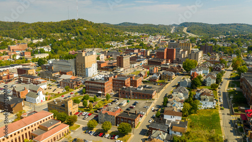 Fotografía Bright and Sunny Day Aerial View Over Clarksburg West Virginia
