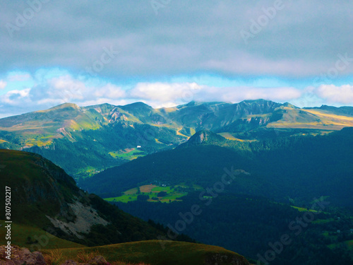 Magnifique vue des volcans d Auvergne en France avec tr  s belle couche nuageuse