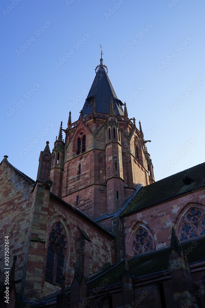 Der gotische Kirchturm von St. Peter und Paul in Wissembourg im Elsass