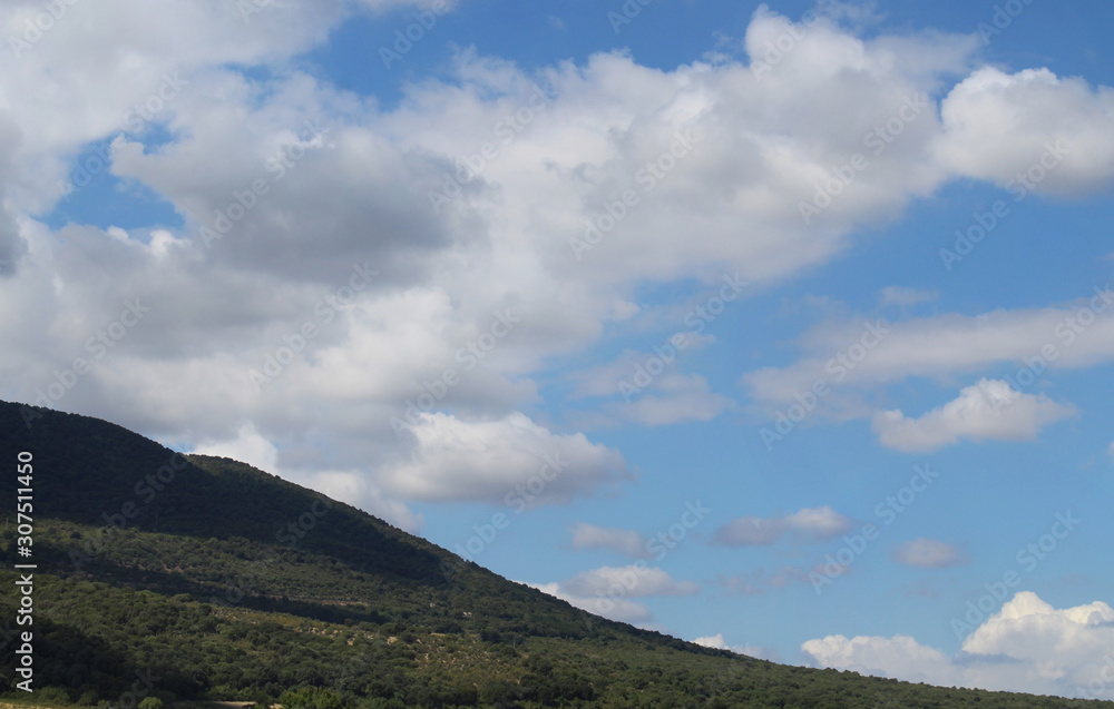 Paesaggio primaverile in campagna - Cielo e nuvole Paesaggio primaverile in campagna - Cielo e nuvole