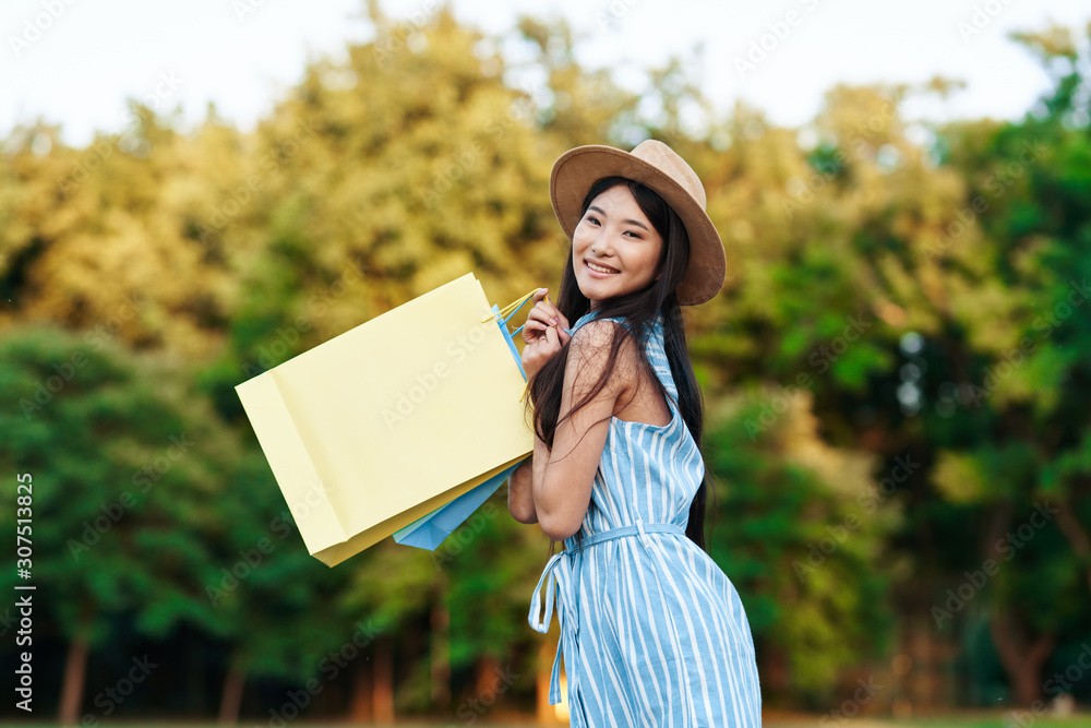 Naklejka premium woman with credit card in park