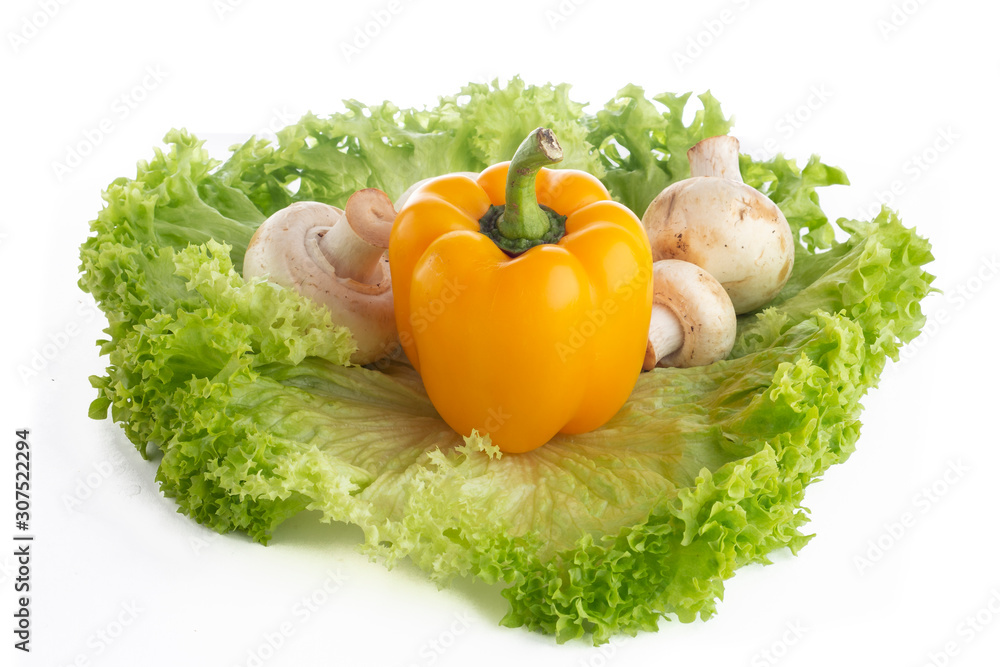Champiñones y pimiento morron, sobre unas hojas de lechuga con fondo blanco Champiñones y pimiento morron, sobre unas hojas de lechuga con fondo blanco