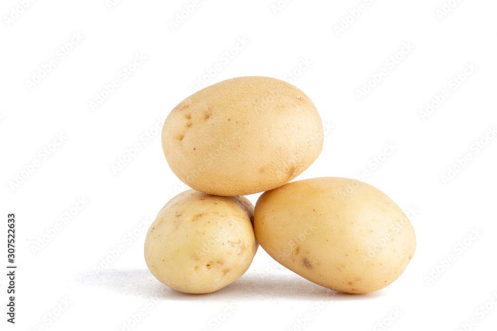 papas crudas en grupo sobre fondo blanco papas crudas en grupo sobre fondo blanco
