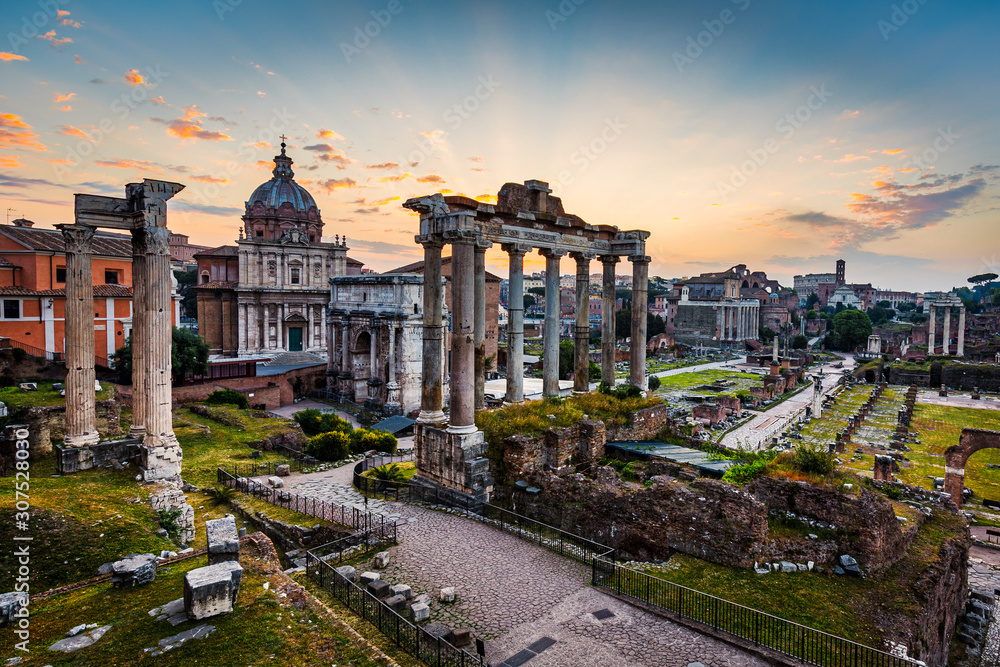 Naklejka premium Forum Romanum o wschodzie słońca