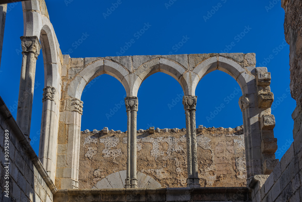 Arcos góticos del claustro superior del monasterio cisterciense de Simat de la Valldigna.