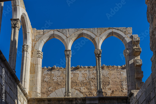 Arcos góticos del claustro superior del monasterio cisterciense de Simat de la Valldigna.