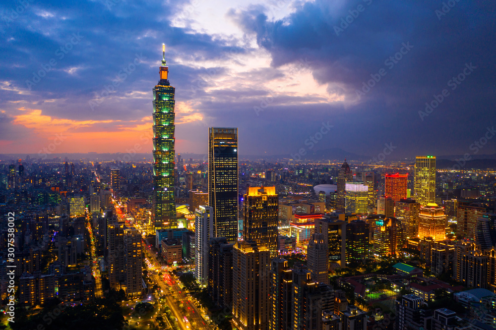 Fototapeta premium Taiwan skyline, Beautiful cityscape at sunset.