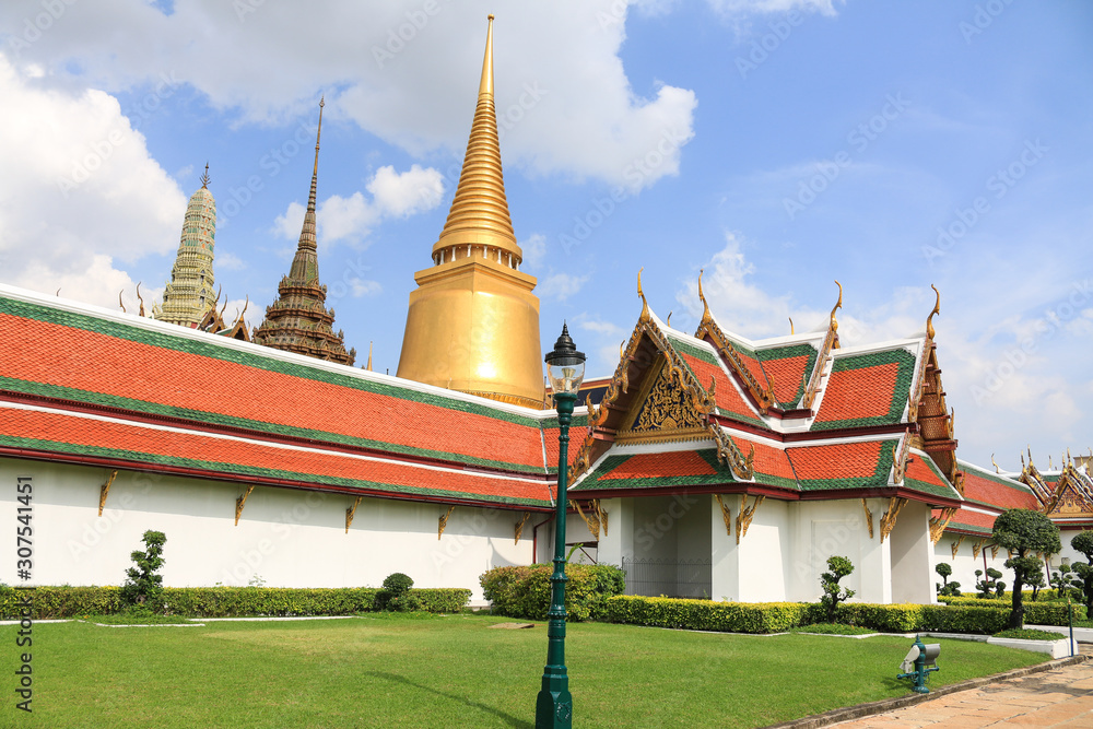 Fototapeta premium Grand palace and Wat phra keaw or Temple of the Emerald Buddha is one of the most important Buddhist temples, Bangkok, Thailand 