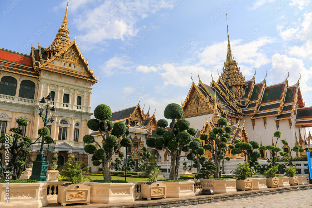 Fototapeta premium Grand palace and Wat phra keaw or Temple of the Emerald Buddha is one of the most important Buddhist temples, Bangkok, Thailand 