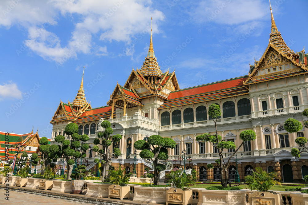 Obraz premium Grand palace and Wat phra keaw or Temple of the Emerald Buddha is one of the most important Buddhist temples, Bangkok, Thailand