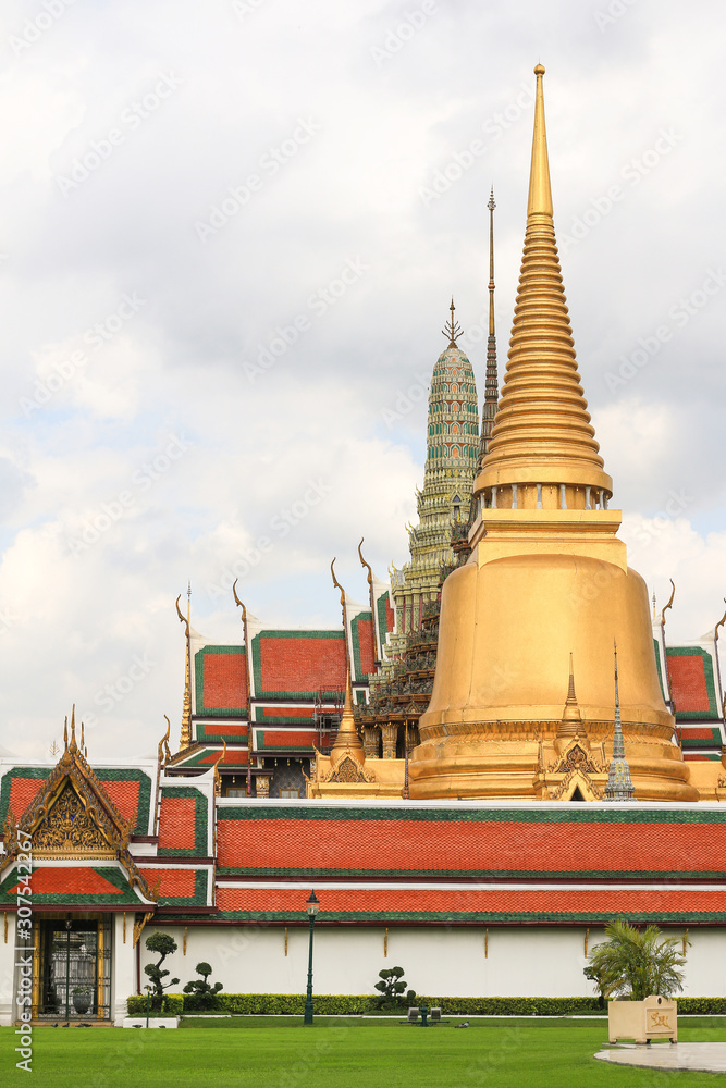 Fototapeta premium Grand palace and Wat phra keaw or Temple of the Emerald Buddha is one of the most important Buddhist temples, Bangkok, Thailand 