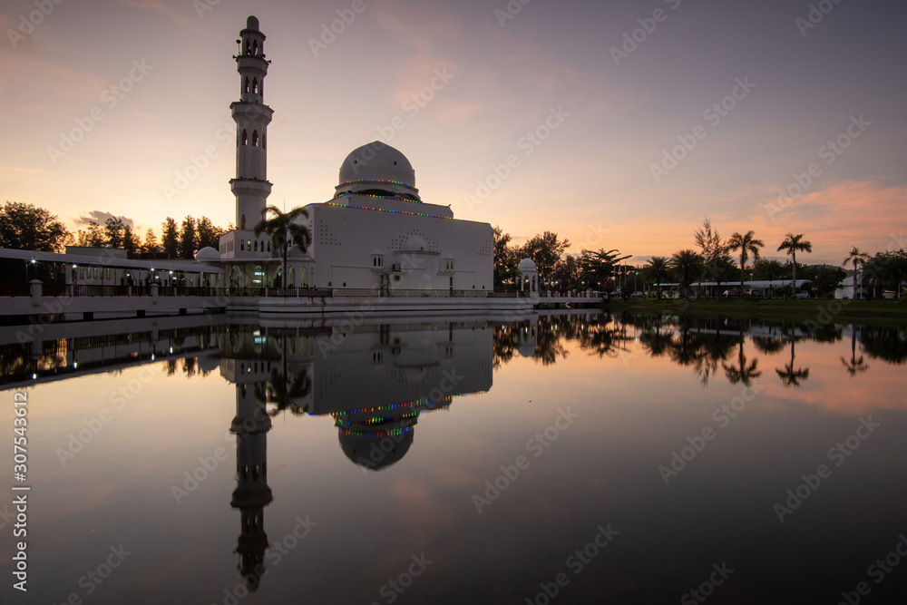 Naklejka premium Morning scenery over the white floating mosque.