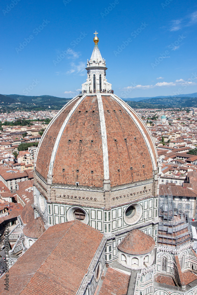 Obraz premium Vertical Crop of Dome of the Duomo di Firenze and Surrounding City of Florence