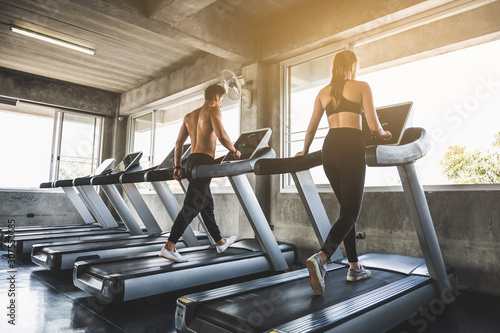 Foto Man and woman Exercising by running on the treadmill To maintain good health alw