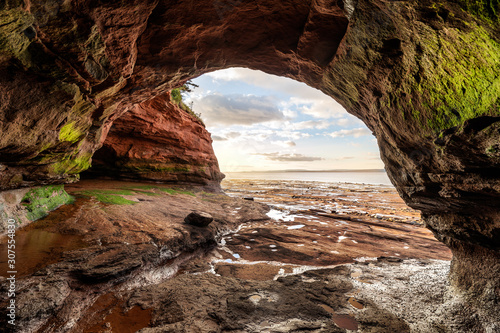 Fotografiet View looking out from a cave during low tide at Burncoat Head, site of highest r